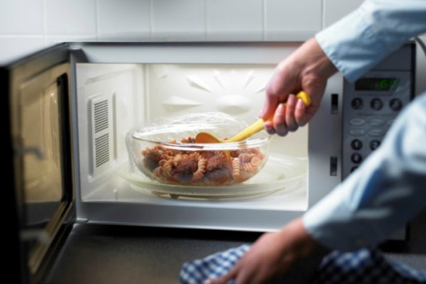 How to reheat food in the microwave